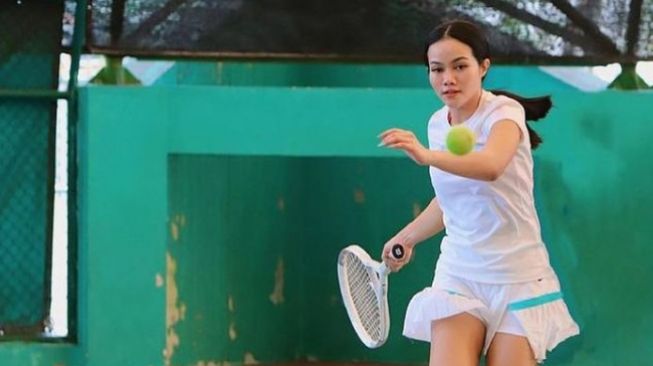 Gaya Artis Perempuan Main Tenis (Instagram/yurayunita)