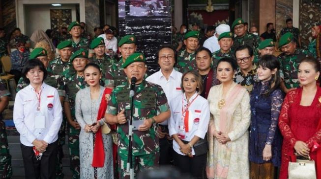 Dari Yuni Shara Hingga Vina Panduwinata Nyanyi Bareng KSAD Dudung Abdurachman di Mabesad, Ada Apa?