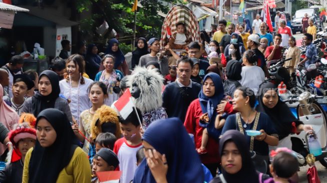 Warga mengikuti Karnaval hari Kemerdekaan di Kebon Baru, Tebet, Jakarta Selatan, Rabu (17/8/2022). [Suara.com/Alfian Winanto]