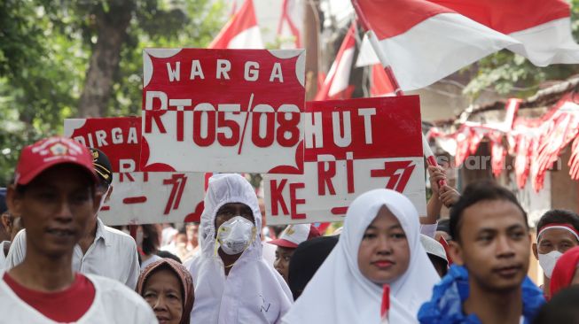 Warga mengikuti pawai kemerdekaan di Jalan Menteng Jaya, Jakarta, Rabu (17/8).  [Suara.com/Oke Atmaja]