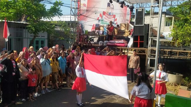 Tak Punya Lapangan, Warga Dusun di Pasuruan Ini Upacara HUT Kemerdekaan di Tengah Jalan