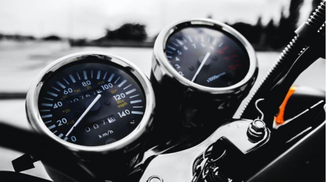 Ilustrasi speedometer untuk mengetahui kecepatan motor melaju - Ukuran Gear untuk Top speed. (Pexels)