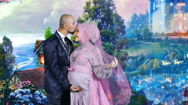 Maternity shoot Roro Fitria (Instagram/@roro.fitria1989)