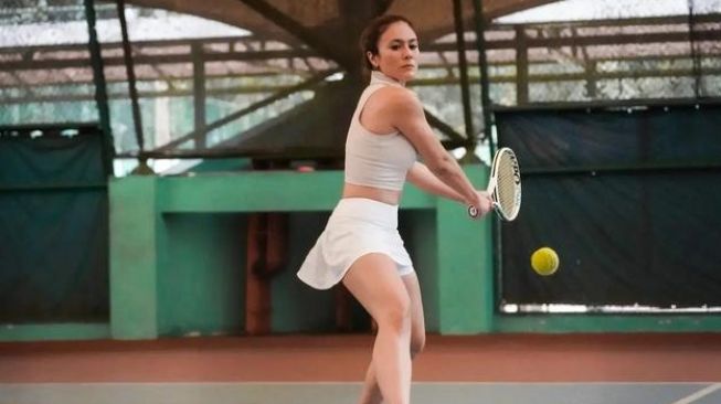  Gaya Artis Perempuan Main Tenis (Instagram/wulanguritno) 