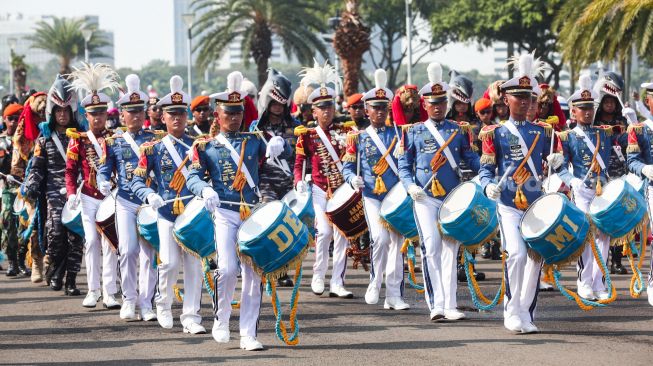 Atraksi pasukan marching band saat Parade Kirab Bendera Pusaka dari Monas menuju Istana Merdeka di Jakarta Pusat, Rabu (17/8/2022). [Suara.com/Alfian Winanto]