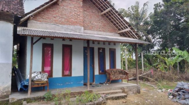 Penampakan rumah Farel Prayoga di Desa Kepundungan, Kecamatan Srono, Kabupaten Banyuwangi. [Suara.com/Achmad Hafid Nurhabibi]