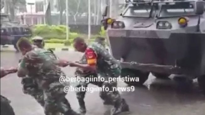 Lomba Tarik Tambang Sudah Biasa, Viral Video Kompetisi Tarik Panser TNI