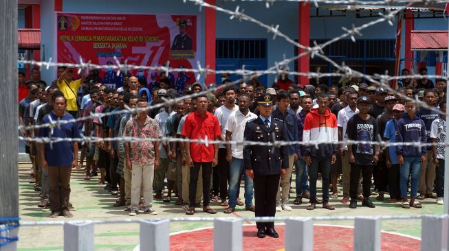 Warga Binaan Lapas Kelas II B Sorong mengikuti peringatan HUT ke-77 Republik Indonesia sekaligus pengumuman remisi di Kota Sorong, Papua Barat, Rabu (17/8/2022). ANTARA FOTO/Olha Mulalinda