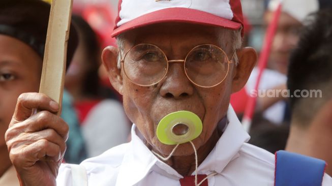 Warga mengikuti pawai kemerdekaan di Jalan Menteng Jaya, Jakarta, Rabu (17/8).  [Suara.com/Oke Atmaja]