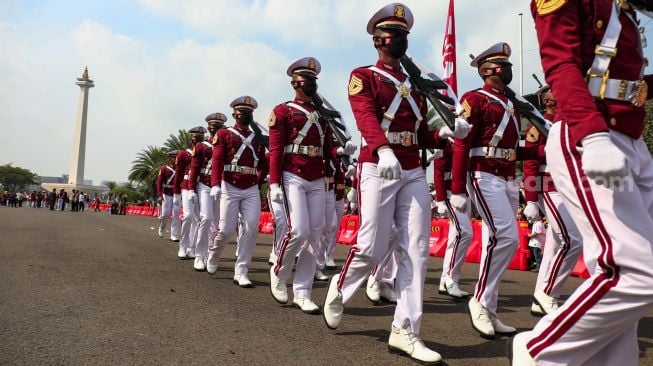 Personil gabungan saat Parade Kirab Bendera Pusaka dari Monas menuju Istana Merdeka di Jakarta Pusat, Rabu (17/8/2022). [Suara.com/Alfian Winanto]