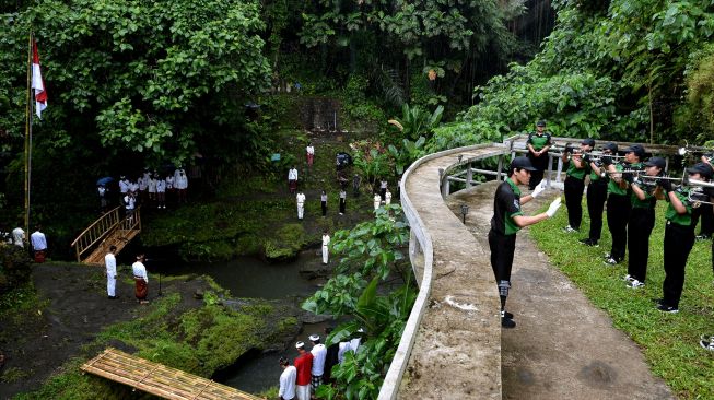 Warga mengikuti upacara bendera memperingati HUT ke-77 Kemerdekaan RI di Sungai Tukad Oos, Ubud, Gianyar, Bali, Rabu (17/8/2022).  ANTARA FOTO/Fikri Yusuf