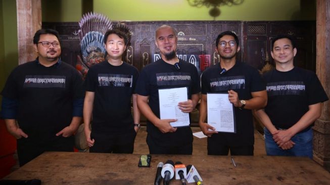 Ahmad Dhani melakukan penandatanganan kerja sama dengan Indra Putra, Oscar Darmawan (CEO Indodax), Eric Wicasono (Udana.id), dan Heryanto. [dokumentasi pribadi]