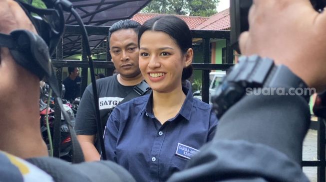 Susan Sameh berkunjung ke panti jompo untuk merayakan HUT RI ke-77 kepada para lansia di Panti Sosial Tresna Wredha Budi Mulia 3 di kawasan Radio Dalam, Jakarta Selatan, Rabu (17/8/2022). [Adiyoga Priyambodo/Suara.com]