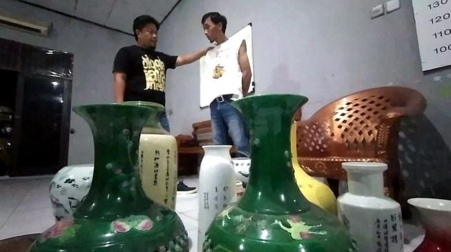 Tangkap Pencuri Spesialis Rumah Kosong, Tekab 308 Bandar Lampung Disambut Teriakan Keluarga Pelaku