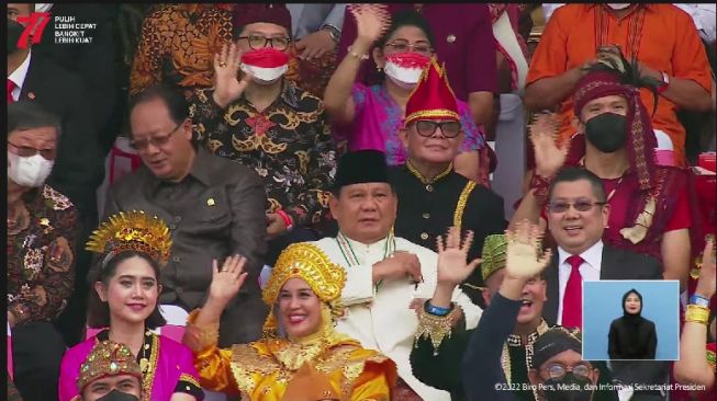 Kenakan Baju Adat, Prabowo Duduk Bareng Ketum Perindo Hary Tanoe Di Upacara HUT Kemerdekaan RI Ke-77