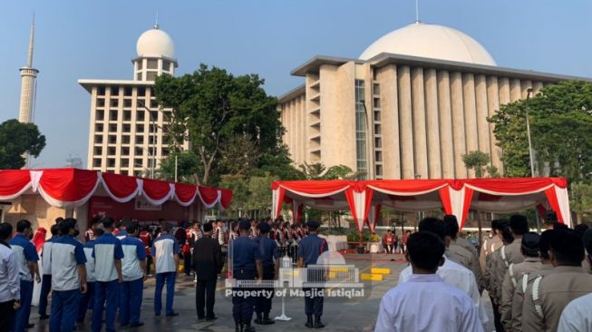 Suasana upacara peringatan HUT RI di Masjid Istiqlal, Jakarta, Rabu (17/8/2022). - (ANTARA/HO-Masjid Istiqlal)