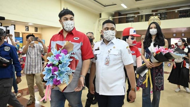 Ivan Gunawan saat menggelar acara pemberian vaksin juara di Jakarta, Rabu (17/8/2022). [Instagram]