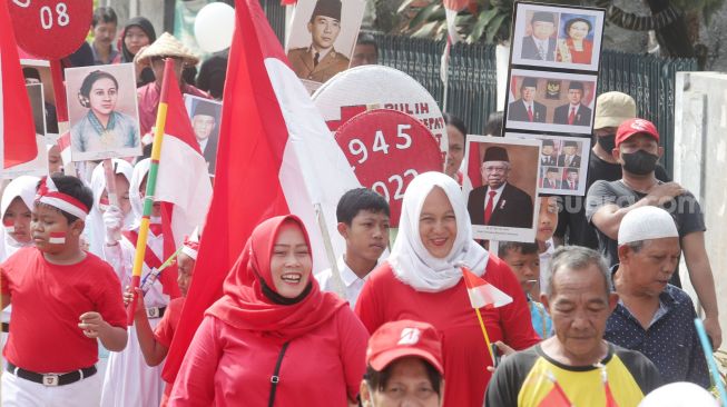 Warga mengikuti pawai kemerdekaan di Jalan Menteng Jaya, Jakarta, Rabu (17/8).  [Suara.com/Oke Atmaja]