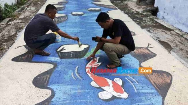 Warga Kawalu Sulap Jalan Sepanjang 100 Meter Jadi Sungai Berisi Ikan Koi