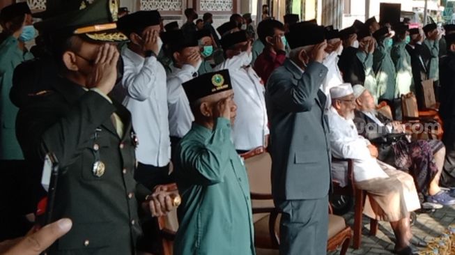 Ustaz Abu Bakar Ba'asyir mengikuti upacara bendera HUT ke-77 kemerdekaan RI di Ponpes Al Mukmin Ngruki Sukoharjo, Rabu (17/8/2022). (Suara.com/Ari Welianto)