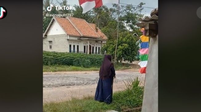 Emak-emak salah pasang bendera saat HUT RI - (TikTok@avinaputri197)