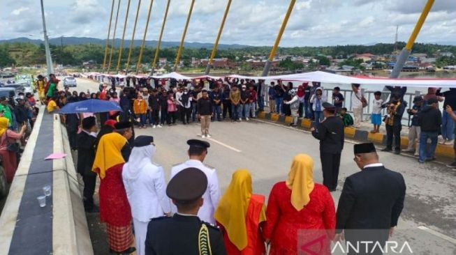 Peringatan HUT RI ke-77 di Kota Kendari, Bendera Merah Putih Berukuran 770 Meter Berkibar di Jembatan Teluk