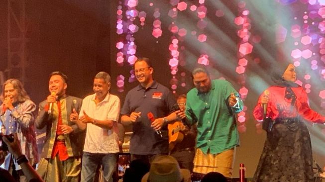Momen Anies Joget Lagu Kecubung Wulung di Jakarta Melayu Festival