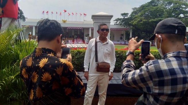 Asyiknya Warga Berfoto di Depan Istana Negara Jelang Upacara Penurunan Bendera HUT ke-77 Republik Indonesia