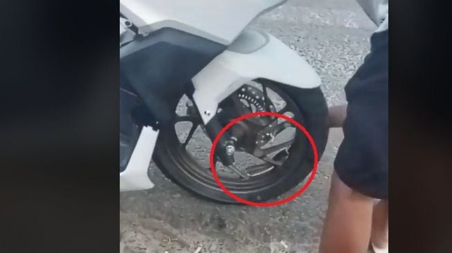 Velg Honda Vario patah dan bikin pemotor heran cara memperbaikinya (TikTok)