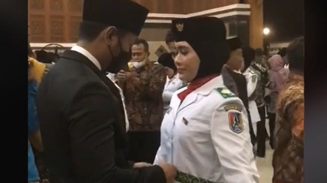 Video Viral Bikin Haru, Anggota Paskibra Menangis saat Dilantik, Ternyata Ayahnya Meninggal Dunia