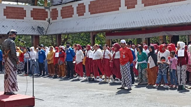 Ratusan pedagang dan buruh gendong Pasar Beringharjo mengikuti upacara bendera HUT RI ke-77 di lapangan pasar, Rabu (17/08/2022). [Kontributor / Putu Ayu Palupi]