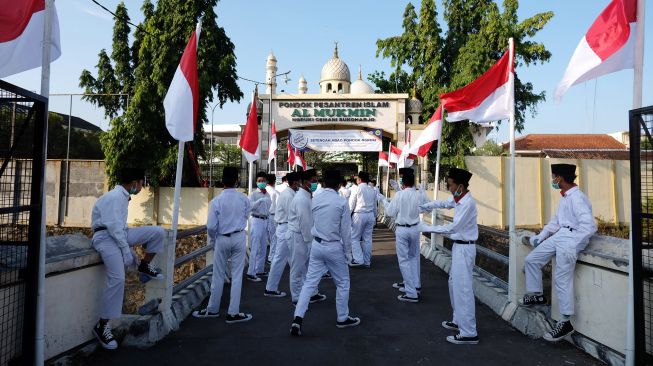 Santri Pondok Pesantren Islam Al Mukmin Ngruki bersiap mengikuti upacara HUT Kemerdekaan ke-77 RI di ponpes setempat, Ngruki, Sukoharjo, Jawa Tengah, Rabu (17/8/2022). ANTARA FOTO/Maulana Surya