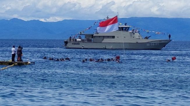 Sebanyak 77 penyelam yang tergabung dalam berbagai elemen kemaritiman dan komunitas penyelam menggelar upacara detik-detik HUT Proklamasi ke-77 di bawah laut Pantai Falajawa Ternate, Rabu (ANTARA/Abdul Fatah)