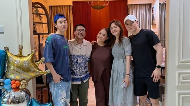 Momen Henry Lau Main ke Rumah Raffi Ahmad (Instagram/@raffinagita1717)