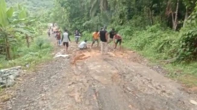 Warga Pandeglang buat Lomba Selfie di Jalan Rusak saat HUT ke-77 Republik Indonesia, Kritik Pemerintah?