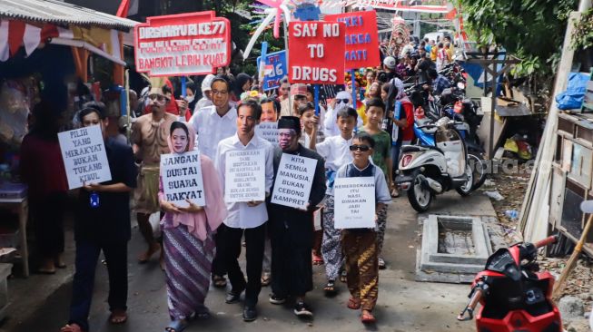 Warga mengikuti Karnaval hari Kemerdekaan di Kebon Baru, Tebet, Jakarta Selatan, Rabu (17/8/2022). [Suara.com/Alfian Winanto]