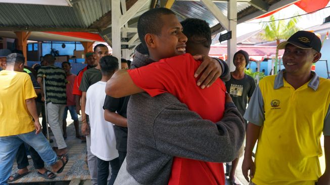 Warga Binaan Lapas Kelas II B Sorong (kanan) berpamitan dengan warga binaan Lapas lainnya sebelum keluar dari Lapas Kota Sorong, Papua Barat, Rabu (17/8/2022). ANTARA FOTO/Olha Mulalinda
