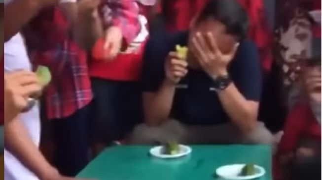 Video Viral Lomba 17-an Makan Pare Mentah, Publik: Sudah Biasa Telan Pahitnya Dunia