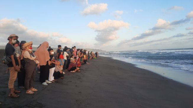 Sambut HUT ke-77 Republik Indonesia, Konservasi Penyu Pantai Pelangi Lepaskan 100 Tukik