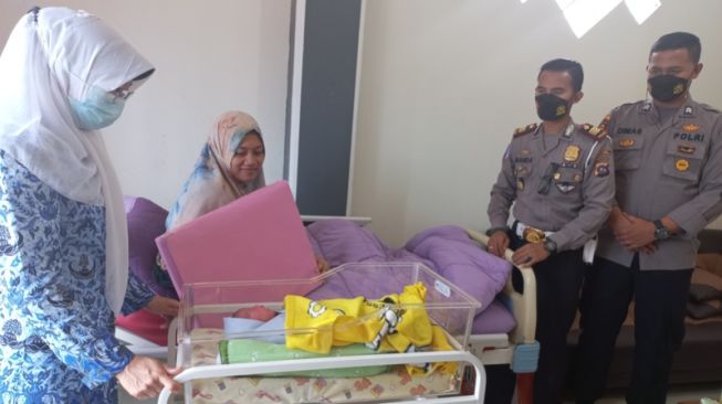 Pada HUT RI, Dua Bayi Lahir di Satu Klinik Bersalin