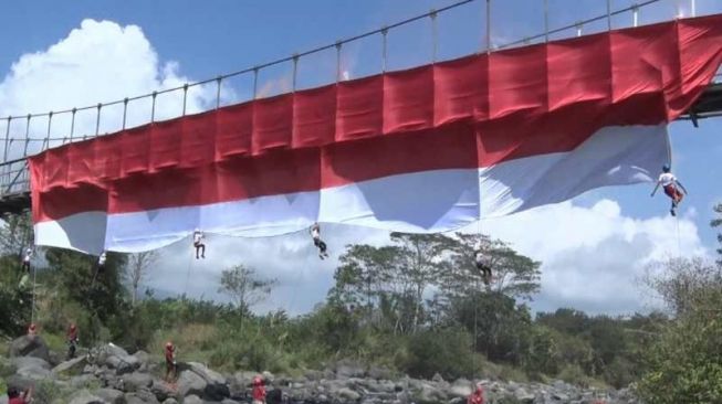 Bikin Heboh! Potret Enam Anak Bergelantungan dan Bentangkan Bendera Merah Putih Raksasa di Jembatan Sekrikil Temanggung