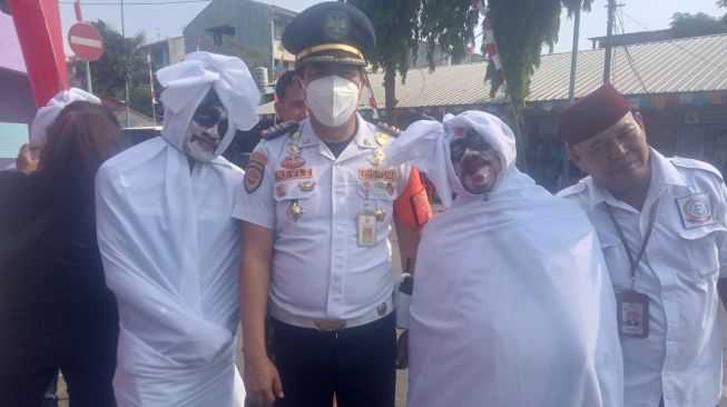 Ngeri-ngeri Sedap, Puluhan Pocong Ikuti Perlombaan di Terminal Kalideres Jakarta Barat