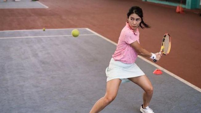 Gaya Artis Perempuan Main Tenis (Instagram/therealdisastr)