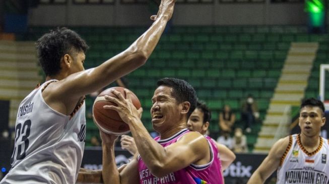 Pebasket NSH Mountain Gold Timika Ruslan (kiri) berusaha menghadang pebasket West Bandits Combiphar Solo Pringgo Regowo (kedua kanan) saat pertandingan Playoff Liga Bola Basket Indonesia (IBL) Tokopedia 2022 di Gor C-Tra Arena, Bandung, Jawa Barat, Selasa (16/8/2022). . ANTARA FOTO/M Agung Rajasa/foc.