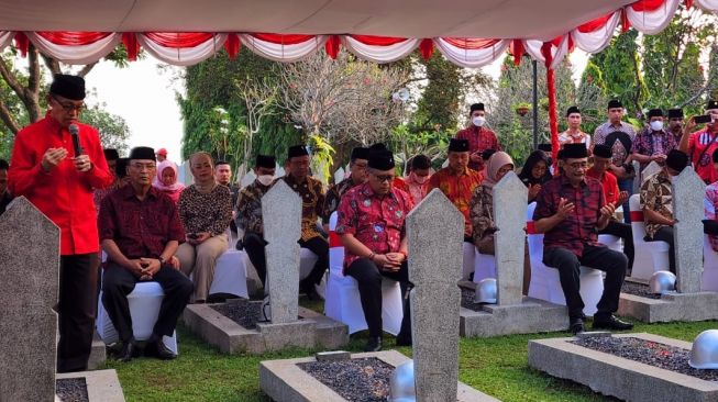 Saat HUT ke-77 RI, Elite PDIP Kunjungi TMP Kalibata, Gelar Doa dan Tabur Bunga ke Makam Pahlawan Hingga Tjahjo Kumolo