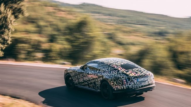 Pengujian Rolls-Royce Spectre di trek jalan raya Cote d'Azur, French Riviera, Prancis [Rolls-Royce Motor Cars/RRAP]. 