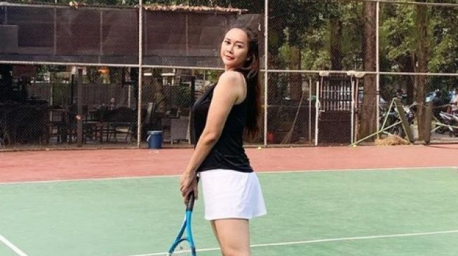 Gaya Artis Perempuan Main Tenis (Instagram/aurakasih)