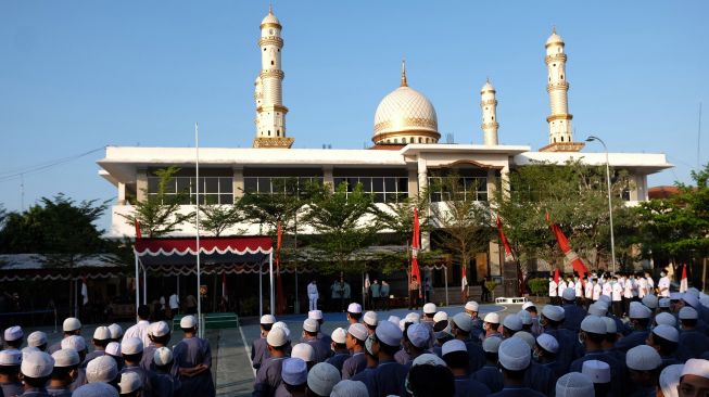 Santri Pondok Pesantren Islam Al Mukmin Ngruki mengikuti upacara HUT Kemerdekaan ke-77 RI di ponpes setempat, Ngruki, Sukoharjo, Jawa Tengah, Rabu (17/8/2022). ANTARA FOTO/Maulana Surya