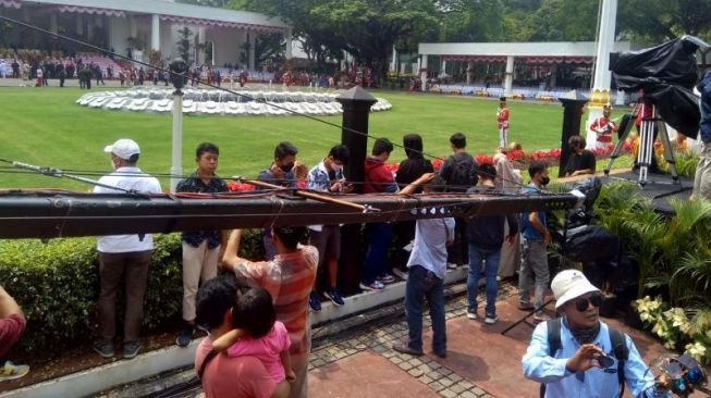 Suasana kawasan di depan Istana Negara jelang Upacara Penurunan Bendera Merah Putih pada Rabu (17/8/2022) sore. [Suara.com/Rakha Ariyanto]