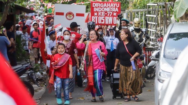 Warga mengikuti Karnaval hari Kemerdekaan di Kebon Baru, Tebet, Jakarta Selatan, Rabu (17/8/2022). [Suara.com/Alfian Winanto]